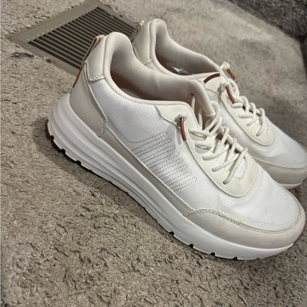 White hey dude tennis shoes